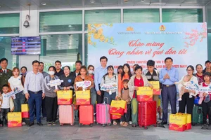 Tặng quà người lao động trước khi lên máy bay trong Chương trình “Chuyến bay Công đoàn- Xuân 2026”