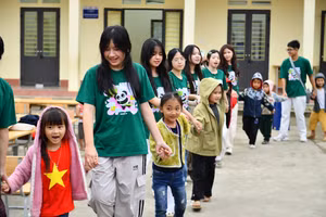 Những học sinh trung học từ Hà Nội đem đến niềm vui cho các em nhỏ điểm trường Lũng Hoài.