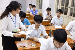 Trong phòng thi Ngữ văn Kỳ thi tuyển sinh vào lớp 10 của Hà Nội sáng 30/5. (Ảnh: ĐẠI THẮNG)