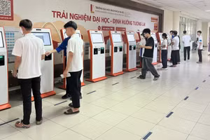 Thí sinh làm thủ tục trước khi vào thi TSA. (Ảnh: HUST)