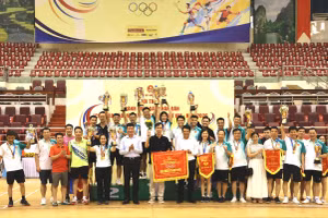 Đồng chí Nguyễn Huy Tiến, Ủy viên Ban Chấp hành Trung ương Đảng, Bí thư Đảng ủy, Viện trưởng Viện Kiểm sát nhân dân tối cao và đồng chí Trần Huy Tuấn, Ủy viên Ban Chấp hành Trung ương Đảng, Bí thư Tỉnh ủy Ninh Bình trao giải Nhất toàn đoàn cho Đoàn Vận động viên Viện Kiểm sát nhân dân thành phố Hải Phòng.