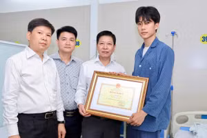 Đại diện Bộ Giáo dục và Đào tạo thăm hỏi, trao Bằng khen của Quyền Bộ trưởng Giáo dục và Đào tạo Hoàng Minh Sơn tới sinh viên Nguyễn Lê Tú (ngoài cùng bên phải ảnh). 