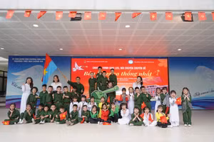 Học sinh Trường tiểu học Đống Đa (phường Kim Liên, Hà Nội) tham gia một hoạt động giáo dục ý nghĩa trong tiết sinh hoạt dưới cờ đầu tuần.