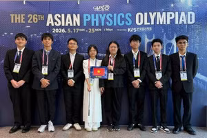 Tám học sinh trong Đội tuyển quốc gia Việt Nam dự thi APhO 2026 (từ trái sáng phải): Tạ Ngọc Minh, Nguyễn Nhật Minh, em Bùi Anh Tú, Nguyễn Thị Bích Ngọc, Vũ Nguyên Nguyên, Lê Duy Khánh, Phan Tuấn Dũng, Mai Văn Khánh (Ảnh: MOET)