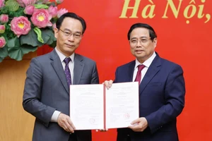 Thủ tướng Chính phủ Phạm Minh Chính trao Quyết định điều động, giao quyền Bộ trưởng Bộ Giáo dục và Đào tạo đối với ông Hoàng Minh Sơn (Ảnh: NHẬT BẮC)