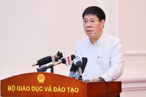 Cục trưởng Cục Quản lý giáo dục, Bộ Giáo dục và Đào tạo Huỳnh Văn Chương tại Họp báo sáng 5/8 (Ảnh: NGUYỄN MẠNH)