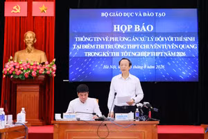 Lãnh đạo Bộ Giáo dục và Đào tạo thông tin về phương án xử lý đối với thí sinh Điểm thi Trường trung học phổ thông chuyên tỉnh Tuyên Quang tại Kỳ thi tốt nghiệp trung học phổ thông năm 2026 tại Họp báo sáng 5/8. (Ảnh: NGUYỄN MẠNH)