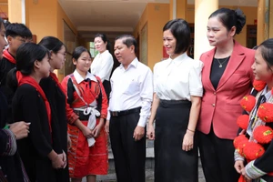 Thứ trưởng Giáo dục và Đào tạo Lê Tấn Dũng thăm hỏi học sinh, giáo viên Trường phổ thông dân tộc nội trú trung học cơ sở và trung học phổ thông Chiêm Hóa. (Ảnh: TRẦN HIỆP)