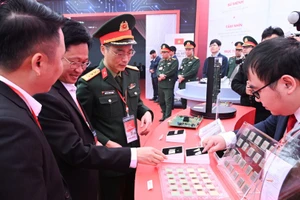 Trưng bày sản phẩm chip tại lễ khởi công nhà máy chế tạo chip bán dẫn công nghệ cao đầu tiên của Việt Nam do Viettel đầu tư xây dựng. (Ảnh: TRẦN HẢI)