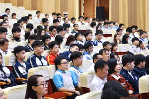 Học sinh tham dự Lễ khai mạc Kỳ thi chọn học sinh dự thi Olympic hôm 23/3 (Ảnh: HNUE)