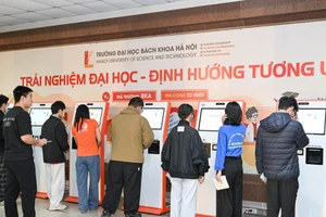 Thí sinh tham dự Đánh giá tư duy năm 2026 thực hiện thủ tục kiểm tra thông tin cá nhân tự động trước khi vào phòng thi. 
