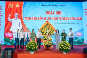 Phó Chủ tịch nước Võ Thị Ánh Xuân tặng hoa chúc mừng Công ty trách nhiệm hữu hạn công nghệ COSMOS 1. (Ảnh: Hồng Hà)
