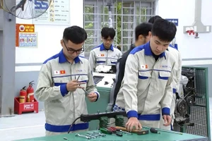 Học viên trong giờ thực hành nghề công nghệ ô-tô (Ảnh: THU TRANG)