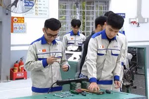 Trong giờ thực hành nghề công nghệ ô-tô (Ảnh: THU TRANG)