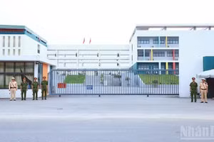 Bên ngoài điểm thi Trường trung học phổ thông chuyên tỉnh Tuyên Quang trong buổi thi lại môn Ngữ văn, sáng 14/8. (Ảnh: ĐỨC THẮNG - HẢI CHUNG)