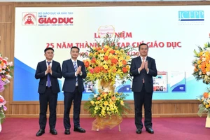 Thứ trưởng Bộ Giáo dục và Đào tạo Nguyễn Văn Phúc (bên phải ảnh) chúc mừng, tặng hoa lãnh đạo Tạp chí Giáo dục. 