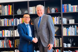 Đại sứ Việt Nam tại Áo Vũ Lê Thái Hoàng gặp gỡ Tiến sĩ Martin Eichtinger, Giám đốc Học viện Ngoại giao Áo