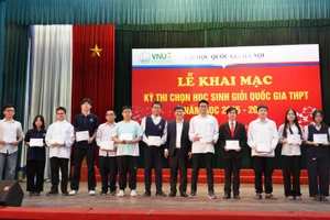 Phó Giáo sư, Tiến sĩ Nguyễn Anh Tuấn, Trưởng ban Đào tạo và Công tác sinh viên, Đại học Quốc gia Hà Nội trao quà động viên cho đại diện 13 đội tuyển tham dự kỳ thi chọn học sinh giỏi quốc gia năm học 2025-2026 tại Hội đồng coi thi Đại học Quốc gia Hà Nội (Ảnh: HUS)