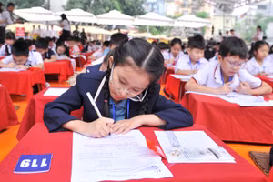 Học sinh hào hứng tham gia sân chơi kiến thức Ngày hội Trạng nguyên nhỏ tuổi và Trạng nguyên “Nét chữ - Nết người” (Ảnh: NGUYỄN HOÀNG)