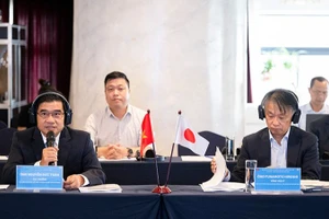 Phó Giáo sư, Tiến sĩ Nguyễn Đức Toàn, Cục trưởng Cục Biển và Hải đảo Việt Nam (bên trái ảnh).