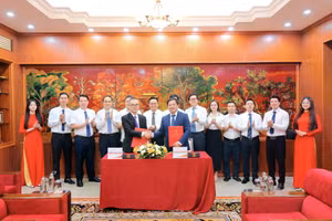 Lễ ký kết hợp tác giữa Tạp chí Gia đình Việt Nam và Trường đại học Hà Nội.