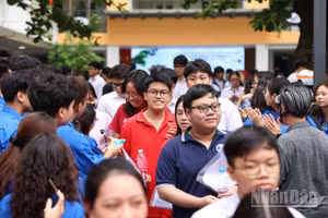 Thí sinh rời khỏi điểm thi Trường THCS Ngô Sĩ Liên (Hà Nội) sau khi hoàn thành bài thi Ngữ văn sáng 11/6. (Ảnh: Đại Thắng)