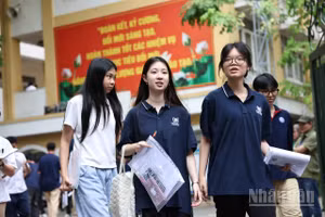 Thí sinh rời điểm thi sau khi hoàn thành bài thi môn Toán kỳ thi tốt nghiệp THPT năm 2026. (Ảnh: ĐẠI THẮNG)