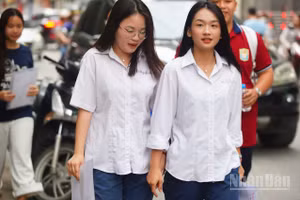 Thí sinh tham dự buổi thi Ngữ văn kỳ thi tốt nghiệp THPT năm 2026 sáng 11/6 (Ảnh: THẾ ĐẠI)