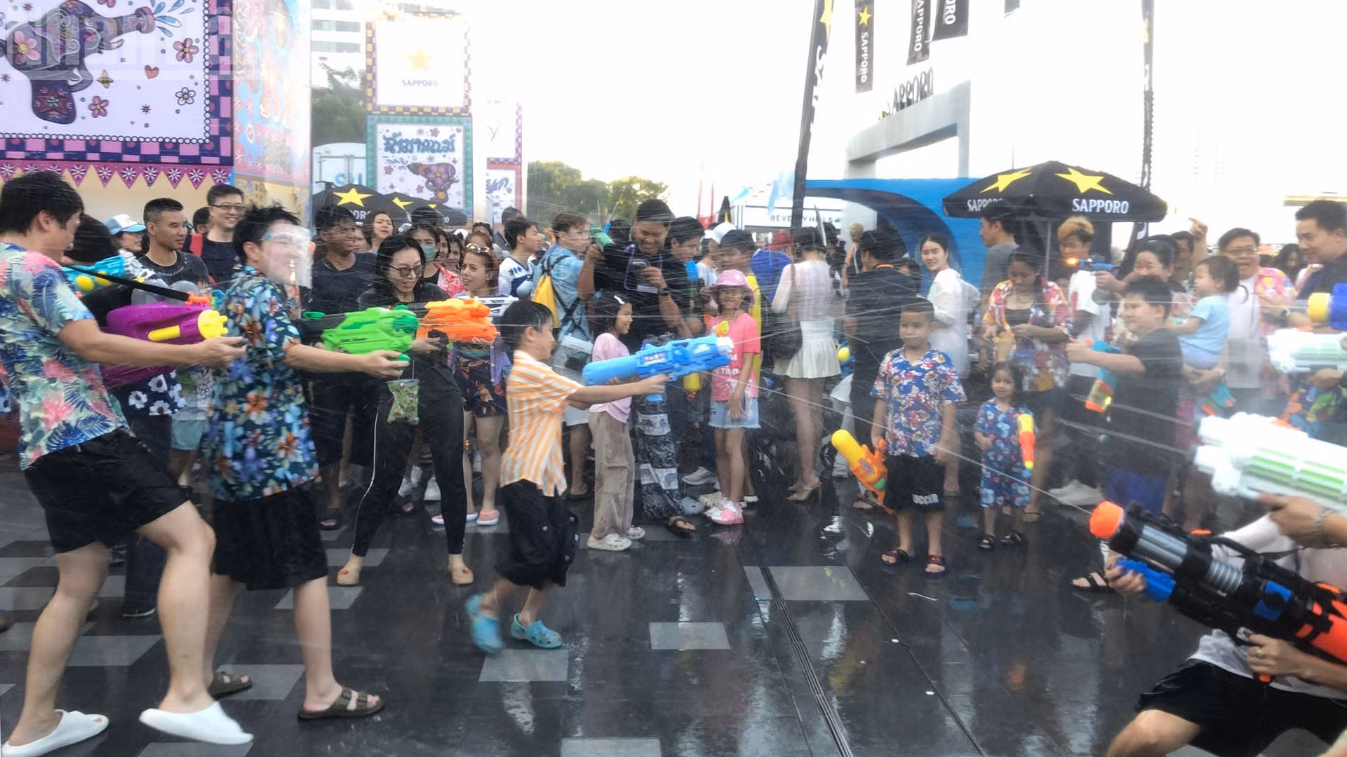 Té nước là hoạt động thu hút đông đảo người dân Thái Lan và du khách tham gia dịp Songkran. (Ảnh: MINH THẮNG)