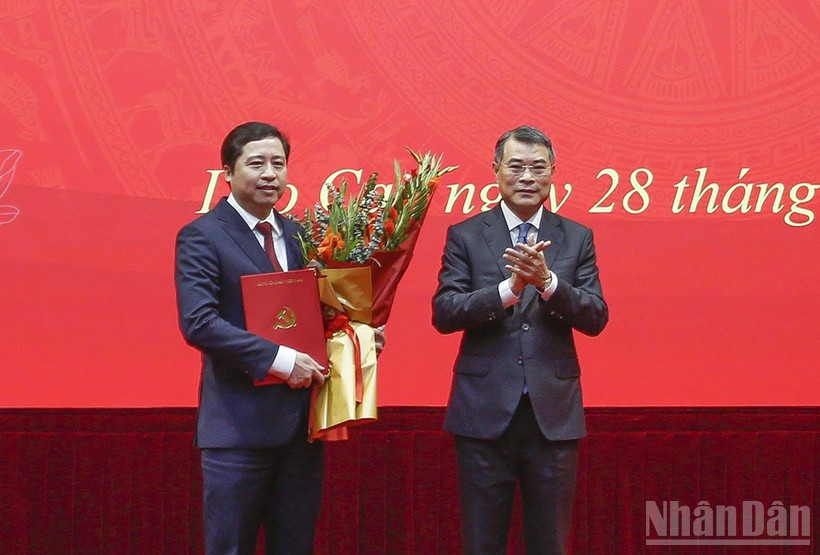 Đồng chí Lê Minh Hưng trao Quyết định và tặng hoa chúc mừng tân Bí thư Tỉnh ủy Lào Cai Dương Quốc Huy. (Ảnh: THANH SƠN)