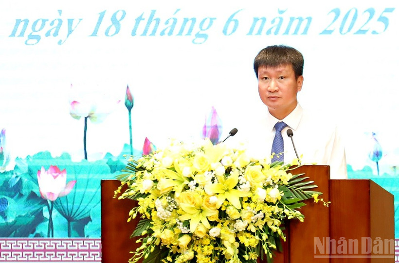 Bí thư Tỉnh ủy Yên Bái Trần Huy Tuấn chúc mừng các nhà báo tại buổi lễ. (Ảnh: THANH SƠN)
