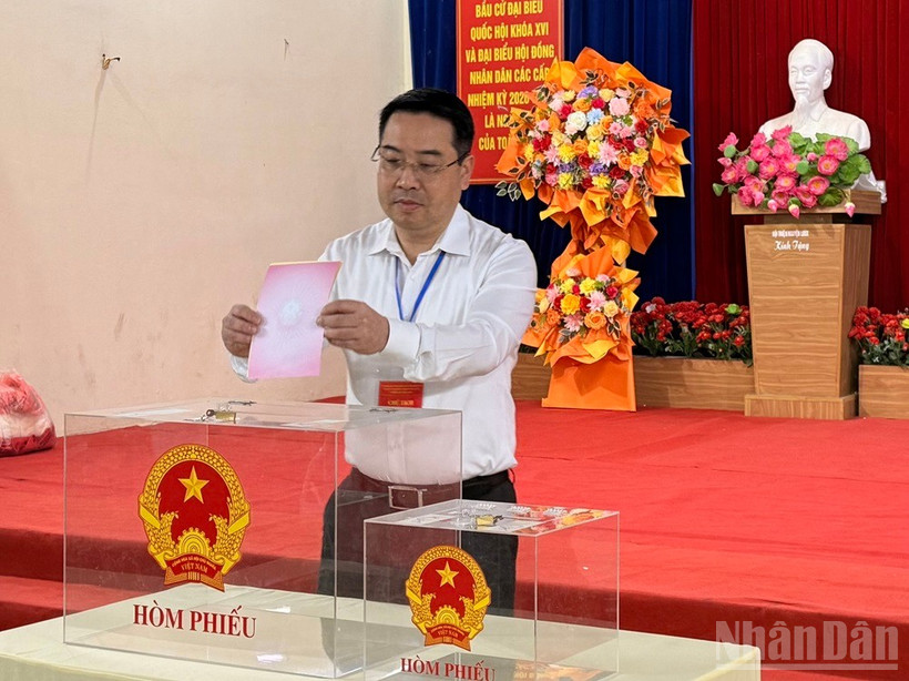 Đồng chí Nguyễn Tuấn Anh, Chủ tịch Ủy ban nhân dân tỉnh Lào Cai bỏ phiếu bầu cử tại khu vực bầu cử số 6, xã Yên Bình. (Ảnh: THANH SƠN)