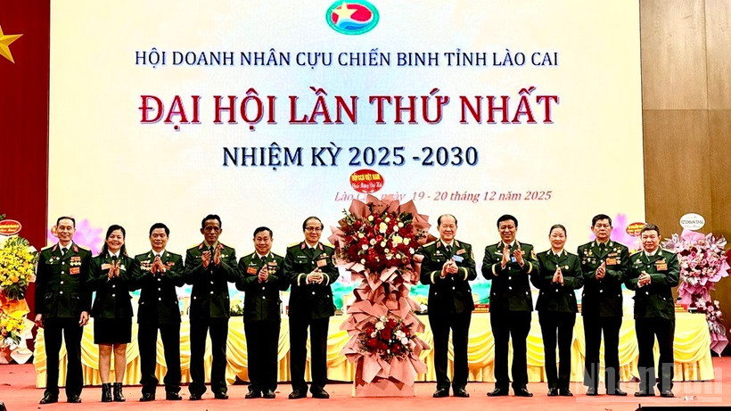 Đồng chí Thượng tướng Bế Xuân Trường, Chủ tịch Hội Cựu chiến binh Việt Nam tặng hoa chúc mừng Đại hội. (Ảnh: THANH SƠN)