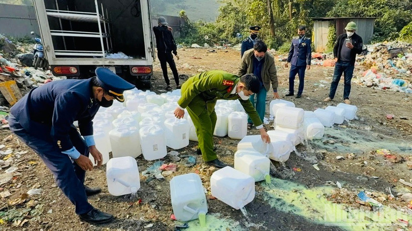 Tiêu hủy rượu không rõ nguồn gốc tại phường Nghĩa Lộ, tỉnh Lào Cai. (Ảnh: THANH SƠN)