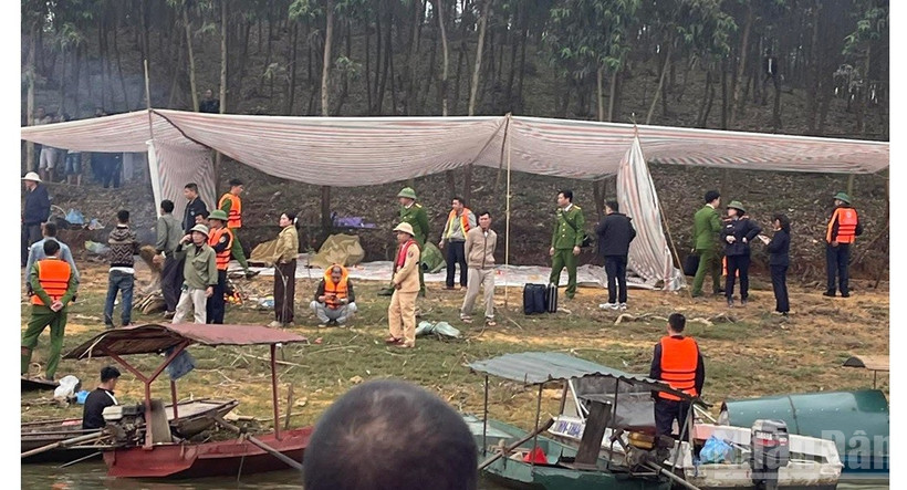 Các đơn vị chức năng tiến hành giám định xác minh danh tính nạn nhân. (Ảnh: THANH SƠN)
