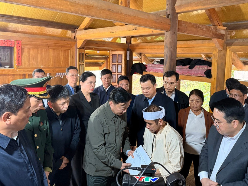 Phó Thủ tướng Trần Hồng Hà trao hỗ trợ cho gia đình bị nạn. (Ảnh: THANH SƠN)