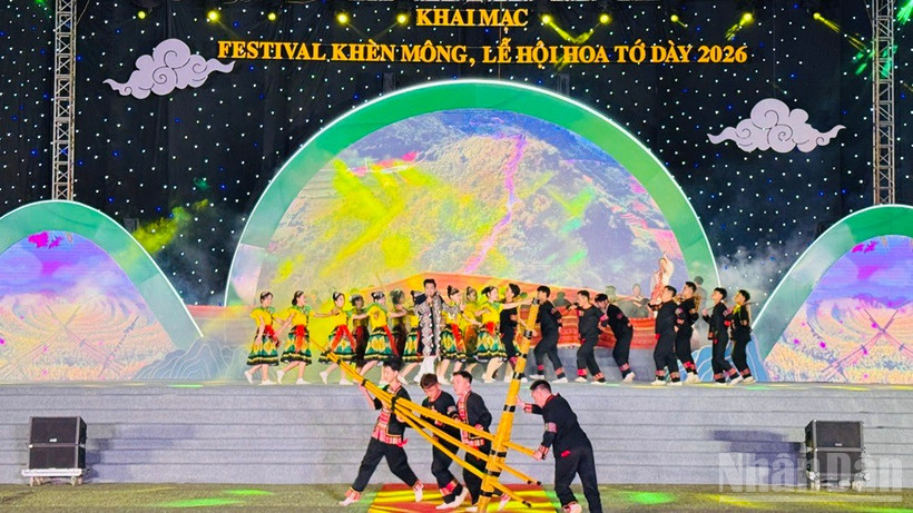 Tiết mục múa khèn H'Mông tại lễ hội. (Ảnh: THANH SƠN)