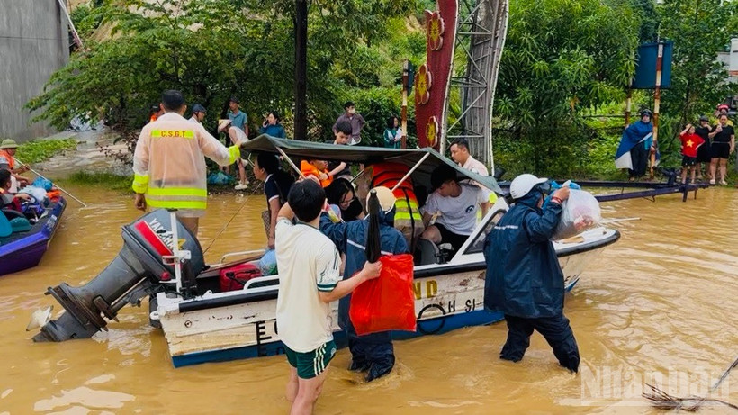Các lực lượng chức năng giúp nhân dân ra khỏi vùng ngập lụt nguy hiểm. (Ảnh: CTV)