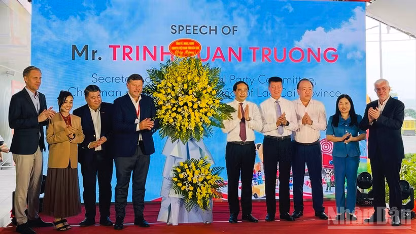 Lãnh đạo tỉnh Lào Cai tặng hoa chúc mừng sự kiện. (Ảnh: THANH SƠN)