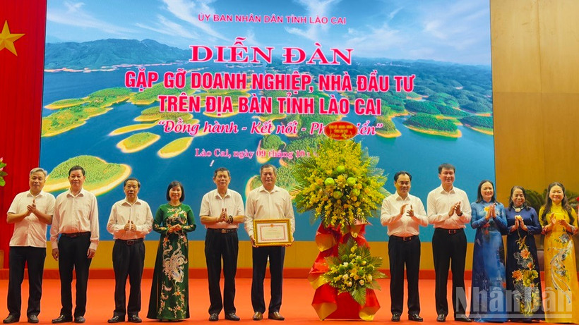 Lãnh đạo tỉnh Lào Cai tặng hoa và Bằng khen đối với Hiệp hội Doanh nghiệp tỉnh. (Ảnh: THANH SƠN)