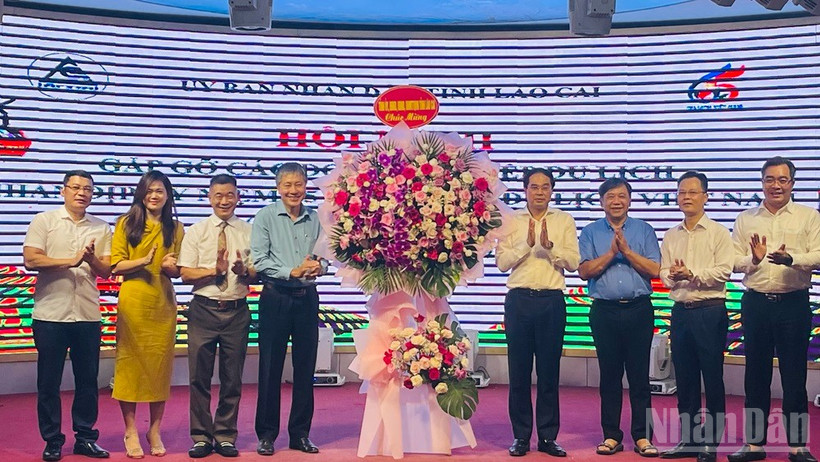 Bí thư Tỉnh ủy Lào Cai Trịnh Xuân Trường tặng hoa chúc mừng hội nghị. (Ảnh: THANH SƠN)