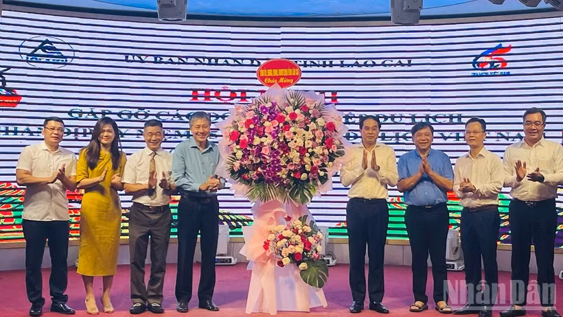 Bí thư Tỉnh ủy Lào Cai Trịnh Xuân Trường tặng hoa chúc mừng hội nghị. (Ảnh: THANH SƠN)