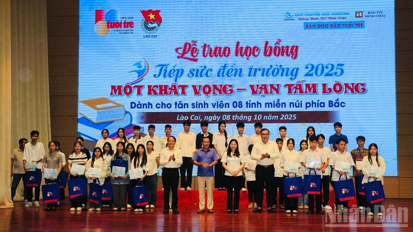 Lãnh đạo Báo Tuổi Trẻ và tỉnh Lào Cai cùng các nhà tài trợ trao học bổng cho tân sinh viên vượt khó. (Ảnh: THANH SƠN)