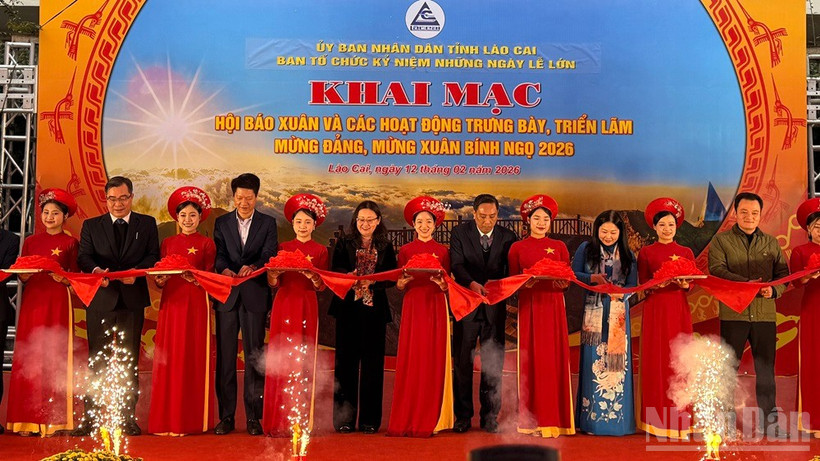 Lãnh đạo tỉnh Lào Cai cắt băng khai mạc Hội báo xuân 2026. (Ảnh: THANH SƠN)