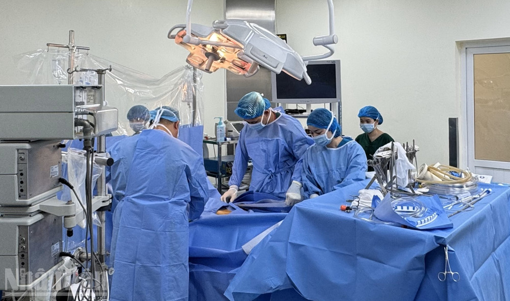 Việt Nam đã triển khai kỹ thuật này một cách hiệu quả, cân bằng giữa chất lượng và khả năng tiếp cận - Bác sĩ tim mạch Wong Max chia sẻ sau chương trình. ndo_bl_img-3387.jpg