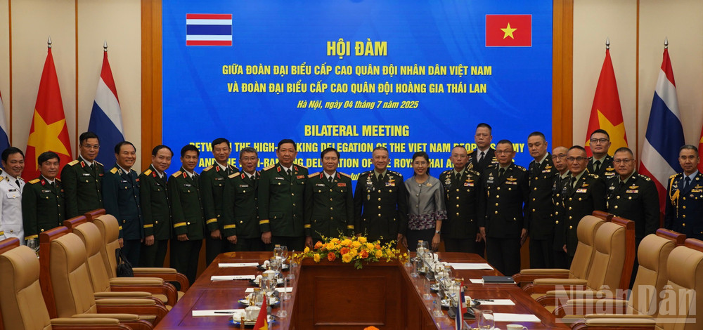 Hai đoàn chụp ảnh lưu niệm. ndo_br_dsc01998.jpg