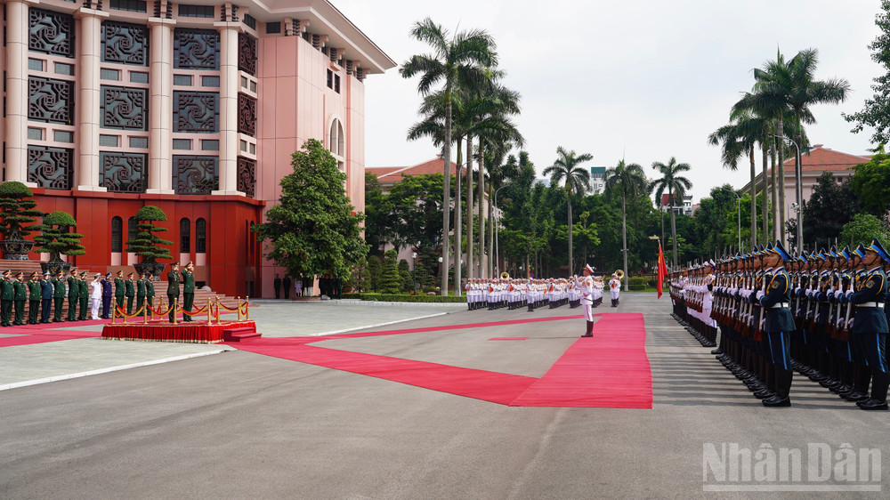 Hai đoàn làm lễ chào cờ. ndo_br_dsc01760.jpg