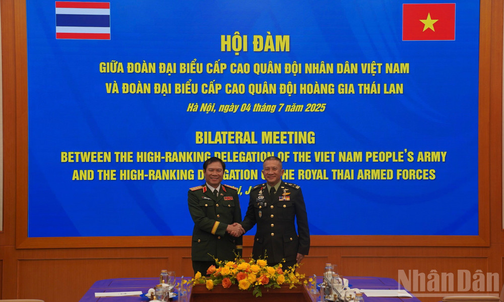Đại tướng Nguyễn Tân Cương, Ủy viên Trung ương Đảng, Ủy viên Thường vụ Quân ủy Trung ương, Tổng Tham mưu trưởng Quân đội nhân dân Việt Nam, Thứ trưởng Quốc phòng hội đàm cùng Đại tướng Songwit Noonpackdee, Tư lệnh Lực lượng Quốc phòng Thái Lan. ndo_br_dsc01983.jpg