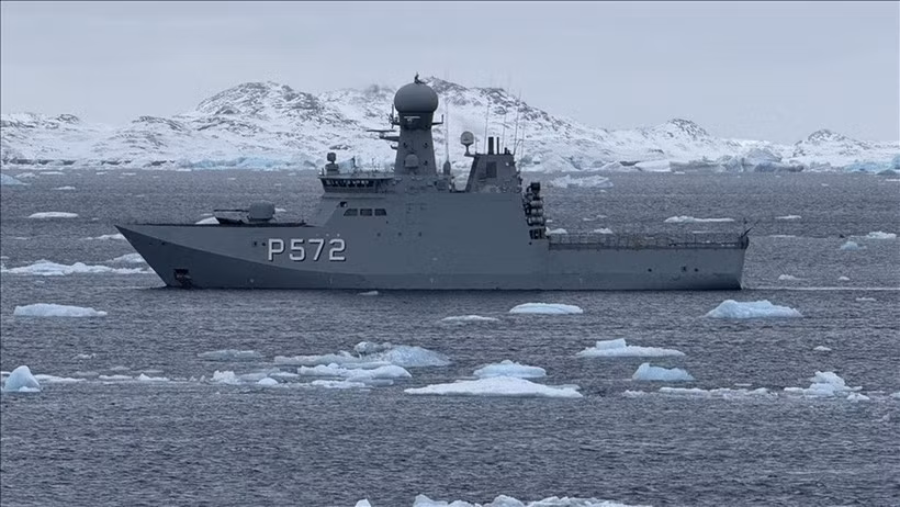 Tàu Hải quân Hoàng gia Đan Mạch tuần tra quanh đảo Greenland ngày 16/3/2025. (Ảnh: AA)