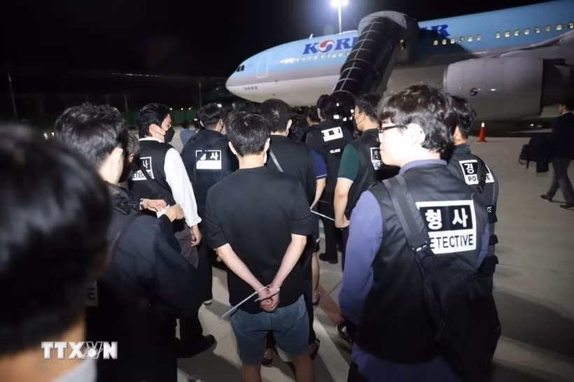 Các công dân nước ngoài liên quan hoạt động lừa đảo sử dụng công nghệ được bàn giao tại sân bay quốc tế ở thủ đô Phnom Penh, Vương quốc Campuchia, tối 17/10/2025. (Ảnh: AKP/TTXVN phát)